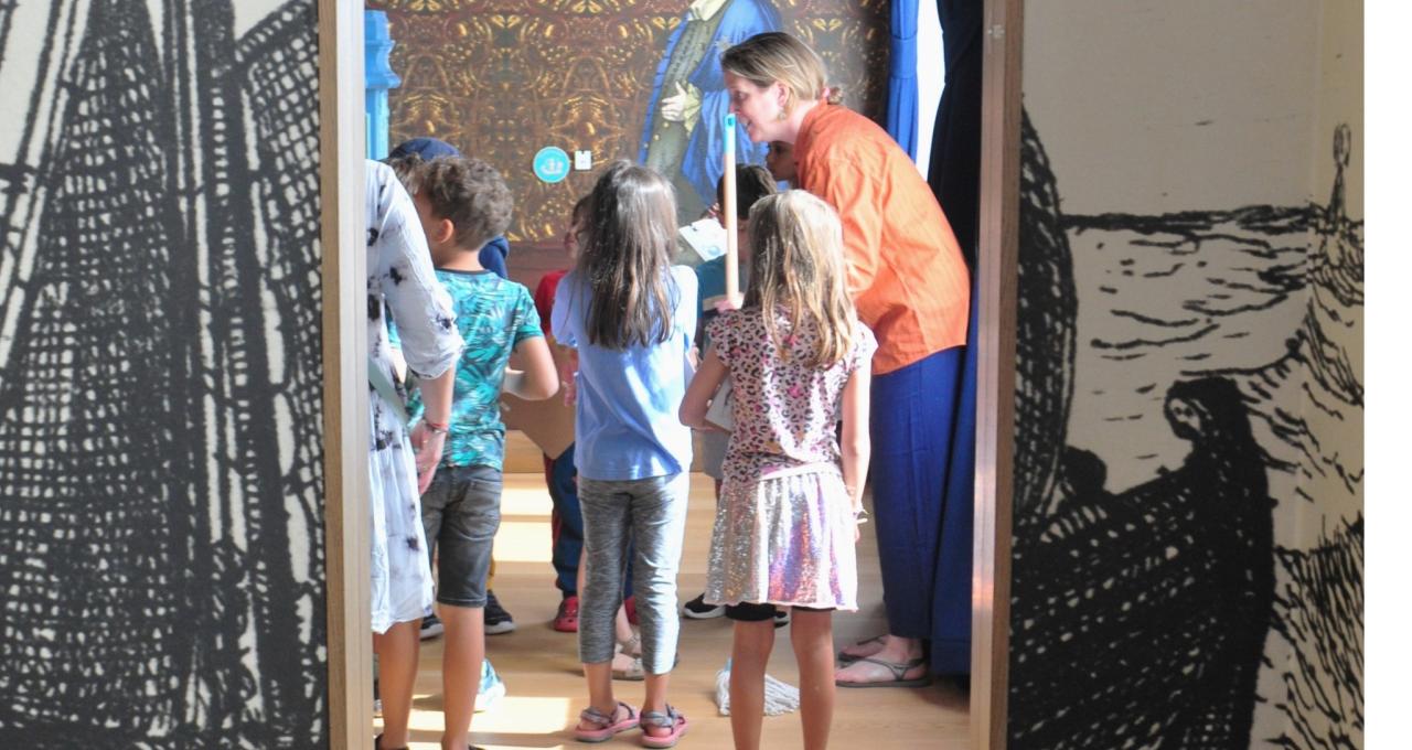 Educatie gids met kinderen in museum