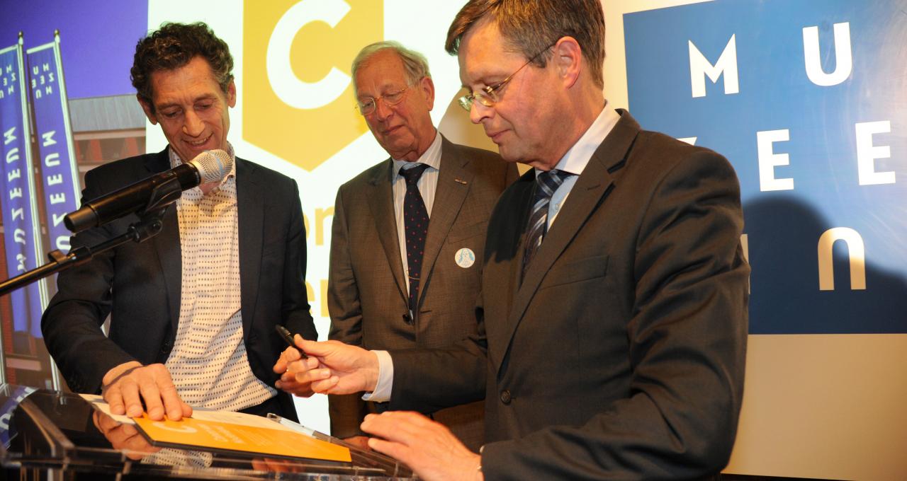 Balkenende signeert schildje Canon