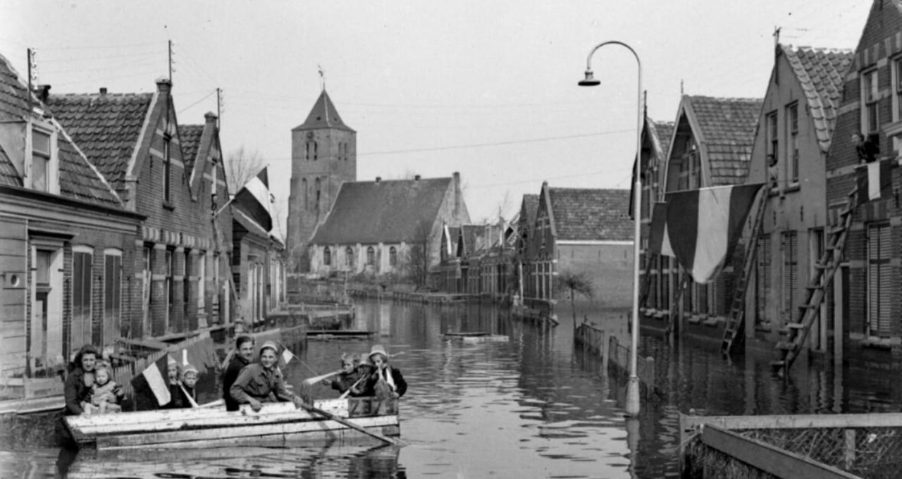 Foto inundatie Walcheren, Ritthemsestraat Souburg onder water, met boot