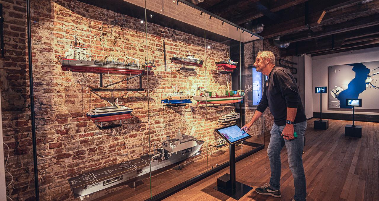 Man bij scheepsmodellen 