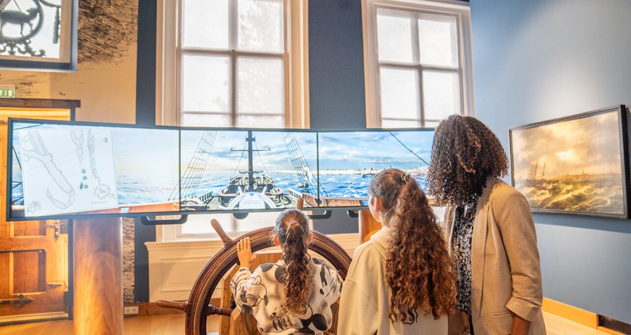 Moeder en dochters doen het navigatiespel in het muZEEum