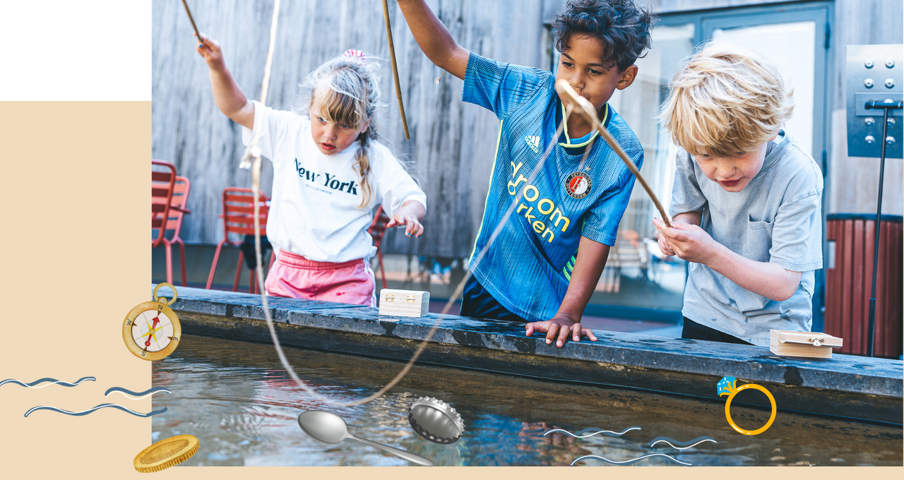 Drie kinderen zijn aan het schatvissen in een vijver 