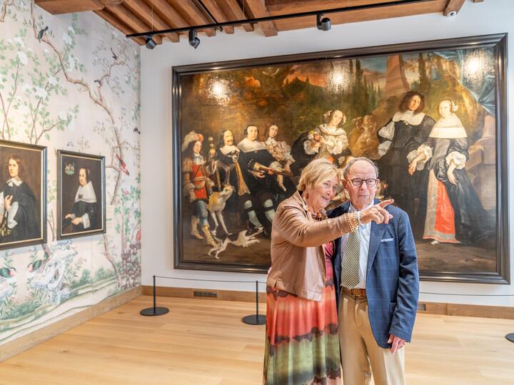 Senior echtpaar bekijkt samen wat in pronkzaal 