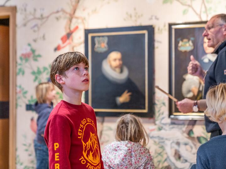 Jongen kijkt verwondert in muzeeum Vlissingen tijdens kinderactiviteit