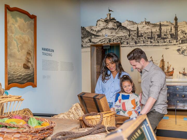 Familie speelt leerzaam spel in museum 