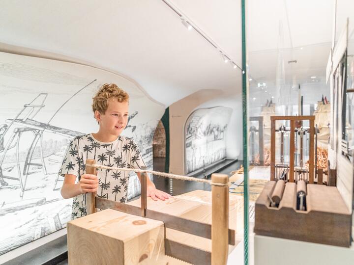 Jongen aan het zagen in het muzeeum